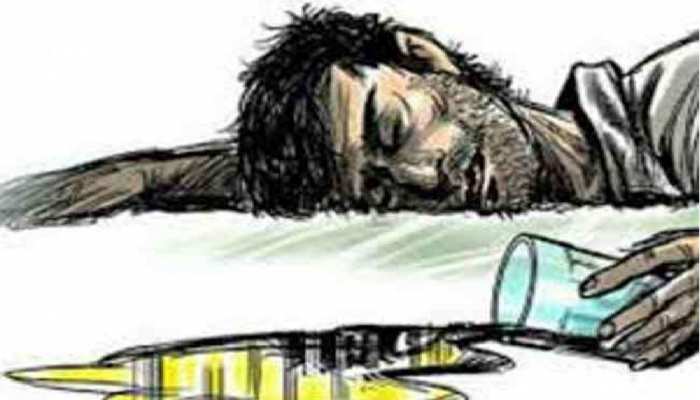 Bihar: जहरीली शराब ने छीन ली एक गांव की 16 जिंदगी, तेजस्वी ने सरकार पर बोला हमला Bihar: जहरीली शराब ने छीन ली एक गांव की 16 जिंदगी, तेजस्वी ने सरकार पर बोला हमला