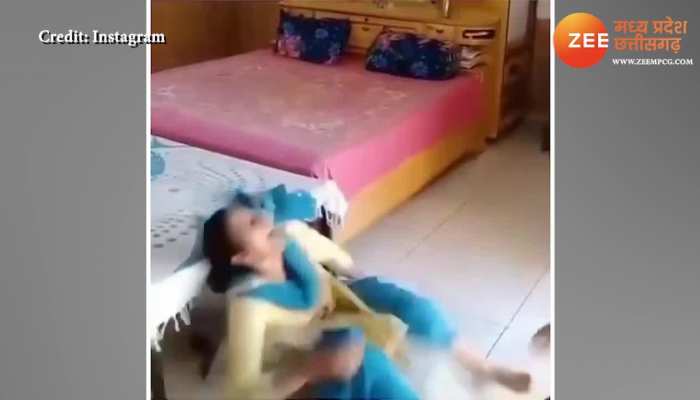 boy did dirty act by lifting both legs of woman mahila ke sath gandi harkat video mpsn