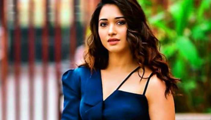 tamannaah bhatia showed her glamorous look while dancing in rain | Video:  बारिश में भीगते हुए तमन्ना भाटिया ने दिखाया बोल्ड अवतार, ऑफ शोल्डर वनपीस  में आईं नजर | Hindi News, वायरल ...