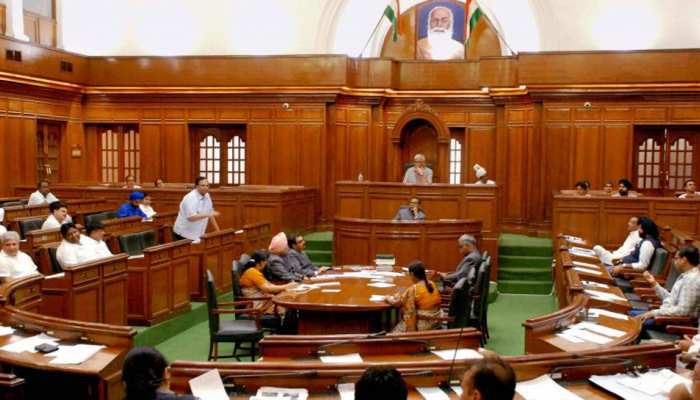 दिल्ली विधान सभा में भारी हंगामा, BJP के सवाल पर स्पीकर के पास पहुंचे AAP MLA