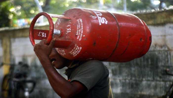 ଆସିଯାଇଛି ଅଗଷ୍ଟ ପାଇଁ LPG ସିଲିଣ୍ଡରର ନୂଆ ଦର, ଜାଣନ୍ତୁ କ'ଣ ରହିଛି ରେଟ୍ ଆସିଯାଇଛି ଅଗଷ୍ଟ ପାଇଁ LPG ସିଲିଣ୍ଡରର ନୂଆ ଦର, ଜାଣନ୍ତୁ କ'ଣ ରହିଛି ରେଟ୍