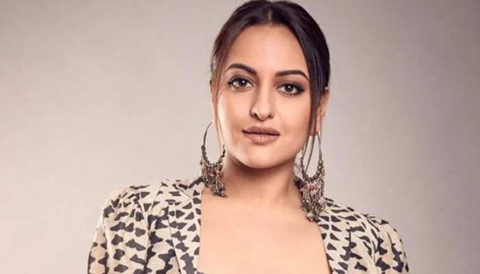Sonakshi Sinhaxxxvideo - Sonakshi Sinha shares her glamorous video in different pose | VIDEO: à¤•à¤¿à¤¸à¥€  à¤­à¥€ à¤°à¤‚à¤— à¤®à¥‡à¤‚ à¤°à¤‚à¤— à¤¸à¤•à¤¤à¥€ à¤¹à¥ˆà¤‚ à¤¸à¥‹à¤¨à¤¾à¤•à¥à¤·à¥€ à¤¸à¤¿à¤¨à¥à¤¹à¤¾, à¤µà¥€à¤¡à¤¿à¤¯à¥‹ à¤¶à¥‡à¤¯à¤° à¤•à¤° à¤•à¤¿à¤¯à¤¾ à¤¦à¤¾à¤µà¤¾ | 