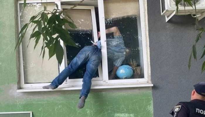 Drunken man crushed in window trying to break into his former girlfriends  house| Window Pain: Ex-Girlfriend के घर में घुसने की कर रहा था कोशिश,  खिड़की में फंसकर घंटों लटका रहा, Police