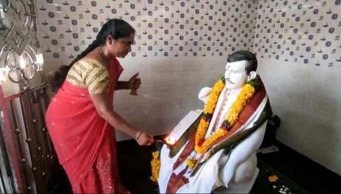ଏଠାରେ ପତ୍ନୀ ତିଆରି କରିଛନ୍ତି ନିଜ ସ୍ୱାମୀଙ୍କ ପାଇଁ ମନ୍ଦିର, ପ୍ରତିଦିନ ଦେବତାଙ୍କ ପରି କରନ୍ତି ପୂଜାର୍ଚ୍ଚନା ଏଠାରେ ପତ୍ନୀ ତିଆରି କରିଛନ୍ତି ନିଜ ସ୍ୱାମୀଙ୍କ ପାଇଁ ମନ୍ଦିର, ପ୍ରତିଦିନ ଦେବତାଙ୍କ ପରି କରନ୍ତି ପୂଜାର୍ଚ୍ଚନା