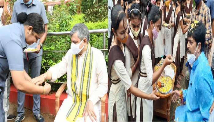 ମନ୍ତ୍ରୀଙ୍କ ରାକ୍ଷୀ; ଅଶ୍ୱିନୀ ବୈଷ୍ଣବଙ୍କୁ ସୁରକ୍ଷା କର୍ମୀ-ସମୀର ମହାନ୍ତିଙ୍କୁ ଛାତ୍ରୀ ବାନ୍ଧିଲେ ସମ୍ପର୍କର ଡୋରି ମନ୍ତ୍ରୀଙ୍କ ରାକ୍ଷୀ; ଅଶ୍ୱିନୀ ବୈଷ୍ଣବଙ୍କୁ ସୁରକ୍ଷା କର୍ମୀ-ସମୀର ମହାନ୍ତିଙ୍କୁ ଛାତ୍ରୀ ବାନ୍ଧିଲେ ସମ୍ପର୍କର ଡୋରି