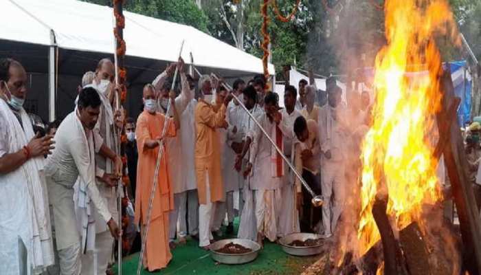 Former UP CM Kalyan Singh Vileen into Panchtatva son Rajveer lit fire in  pyre in presence of senior BJP leaders | पंचतत्व में विलीन हुए पूर्व CM कल्याण  सिंह, वरिष्ठ भाजपा नेताओं