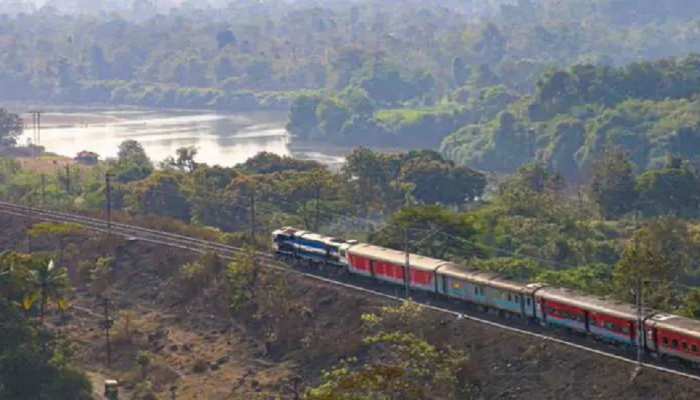 सूरत से बिहार के लिए पहली विशेष 'कपड़ा पार्सल' ट्रेन रवाना, व्यवसायियों को होगा फायदा सूरत से बिहार के लिए पहली विशेष 'कपड़ा पार्सल' ट्रेन रवाना, व्यवसायियों को होगा फायदा