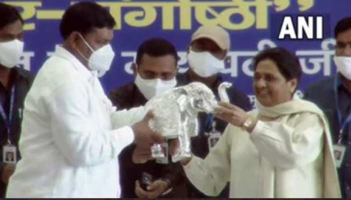 Up Election 2022 Har Har Mahadev Resonated With Conch Shell In Mayawati Enlightened Conference Prabuddha Sammelan Up Election 2022 म य वत क प रब द ध सम म लन म श खन द क स थ ग ज हर हर मह द व