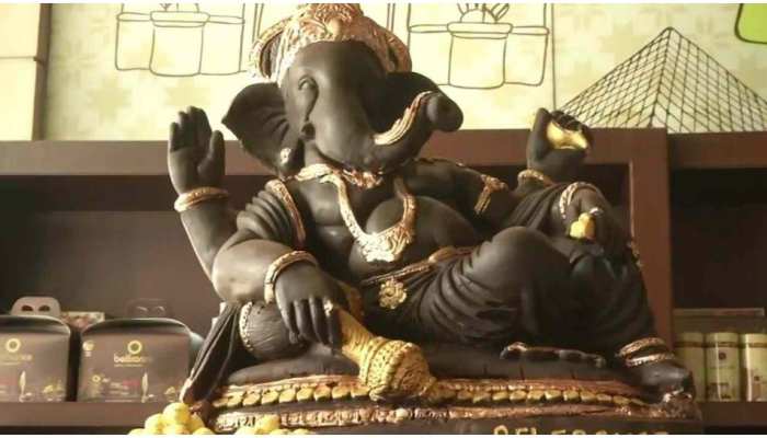 chef made 200 kg chocolate ganesha on ganesh chaturthi 2021 viral video | Ganesh Chaturthi 2021 के खास मौके पर शख्स ने बनाई चॉकलेट वाली गणपति की मूर्ति, 200 किलो है वजन | Hindi News, जरा हटके