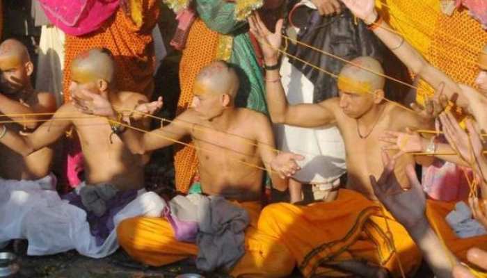 Uygonganidan keyin qiz dugonasini erkalay boshladi.