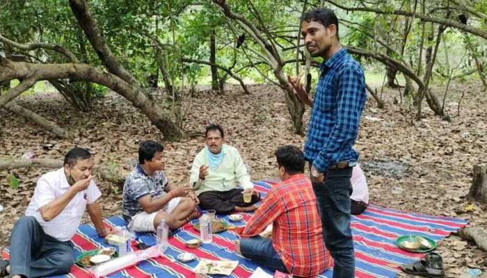ଡ୍ଯୁଟି ବେଳେ ମଉଜ କରୁଛନ୍ତି ସରକାରୀ ବାବୁ, ଭିଡିଓ ଭାଇରାଲ