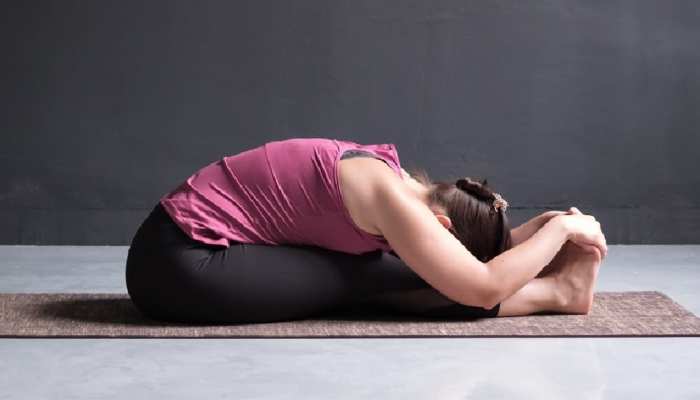 Paschimottanasana helps to relieve stress know here Benefits of Paschimottanasana brmp | Benefits of Paschimottanasana: तनाव को दूर भगा देगा यह 1 आसन, जानिए करने का आसान तरीका और जबरदस्त फायदे |