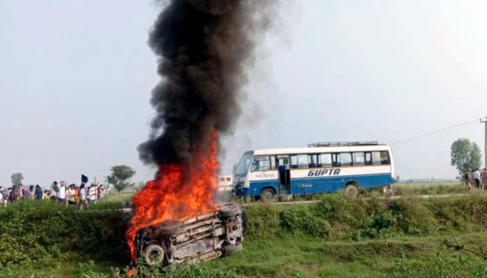 Farmers set fire to cars of Minister Ajay Mishra's son Ashish Mishra in Lakhimpur Kheri, UP Latest News |लखीमपुर खीरी हिंसा में 8 लोगों की मौत, सीएम योगी बोले- दोषियों को करेंगे