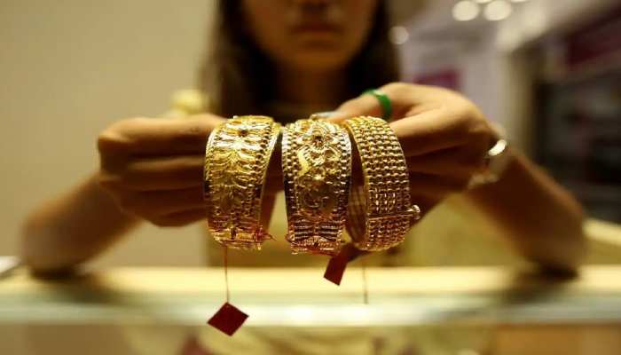 Gold Price Today: त्योहारी सीजन पर बढ़ी सोने-चांदी की मांग, फटाफट जानें दशहरे पर 10 ग्राम गोल्ड का रेट Gold Price Today: त्योहारी सीजन पर बढ़ी सोने-चांदी की मांग, फटाफट जानें दशहरे पर 10 ग्राम गोल्ड का रेट