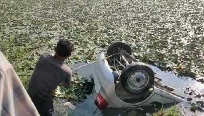 Bijnor Road Accident: शादी समारोह से लौट रहे युवकों की कार तालाब में पलटी, चार की दर्दनाक मौत, 3 घायल Bijnor Road Accident: शादी समारोह से लौट रहे युवकों की कार तालाब में पलटी, चार की दर्दनाक मौत, 3 घायल