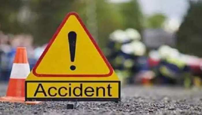 झांसी में बड़ा सड़क हादसा, श्रद्धालुओं से भरी ट्रैक्टर ट्राली पलटी, 7 महिलाओं समेत 11 लोगों की मौत झांसी में बड़ा सड़क हादसा, श्रद्धालुओं से भरी ट्रैक्टर ट्राली पलटी, 7 महिलाओं समेत 11 लोगों की मौत