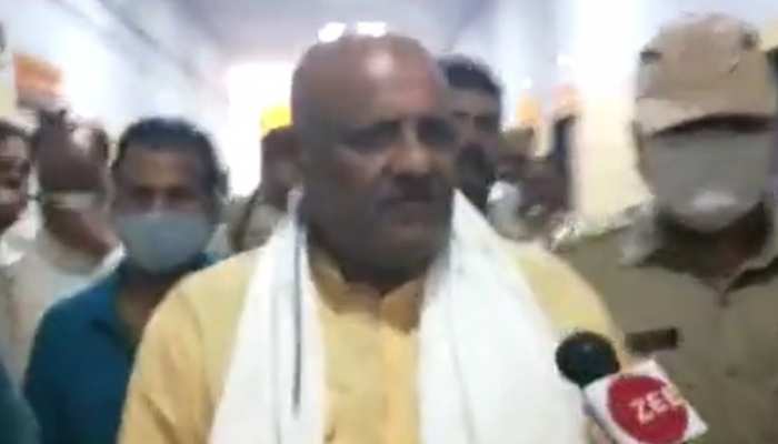 ललितपुर: नाबालिग छात्रा के साथ दरिंदगी मामले में सपा और बसपा जिलाध्यक्ष सहित 3 गिरफ्तार ललितपुर: नाबालिग छात्रा के साथ दरिंदगी मामले में सपा और बसपा जिलाध्यक्ष सहित 3 गिरफ्तार