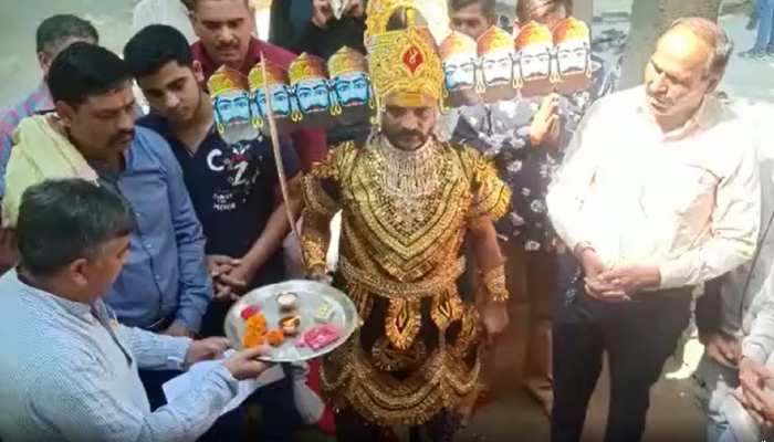 मथुरा में दशानन रावण के वंशजों ने की पूजा, कोर्ट में पुतला दहन पर रोक लगाने के लिए दायर की थी याचिका मथुरा में दशानन रावण के वंशजों ने की पूजा, कोर्ट में पुतला दहन पर रोक लगाने के लिए दायर की थी याचिका