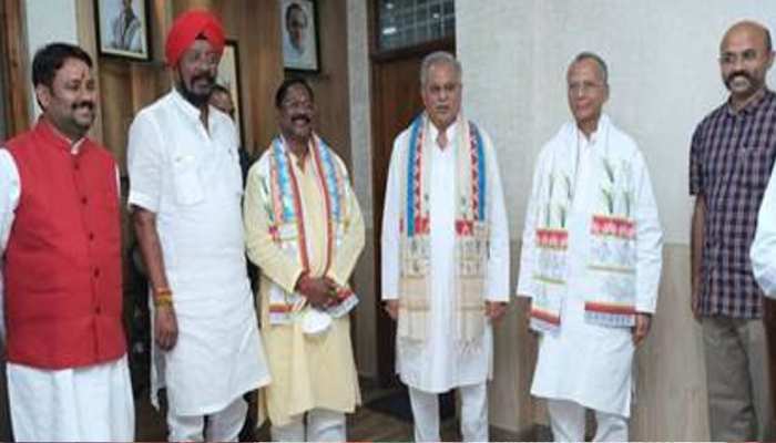 सीएम बघेल ने किया छत्तीसगढ़ के राजकीय गमछे का लोकार्पण, बनेगा प्रदेश की पहचान, अतिथियों को किया जाएगा भेंट सीएम बघेल ने किया छत्तीसगढ़ के राजकीय गमछे का लोकार्पण, बनेगा प्रदेश की पहचान, अतिथियों को किया जाएगा भेंट