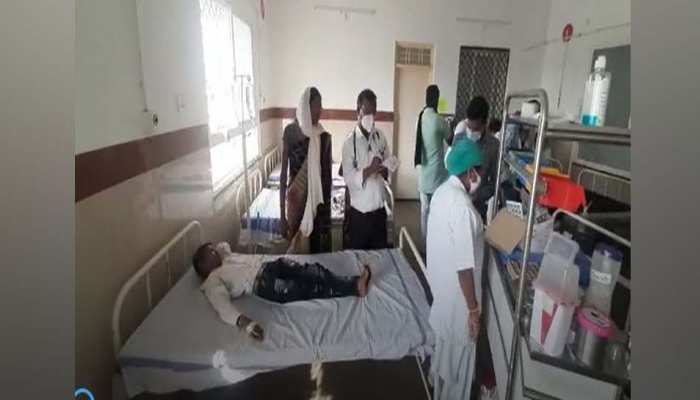 Food Poisonig: बालाघाट में पूड़ियां खाने से 50 लोग हुए फूड पॉइजनिंग के शिकार, अस्पताल में भर्ती Food Poisonig: बालाघाट में पूड़ियां खाने से 50 लोग हुए फूड पॉइजनिंग के शिकार, अस्पताल में भर्ती