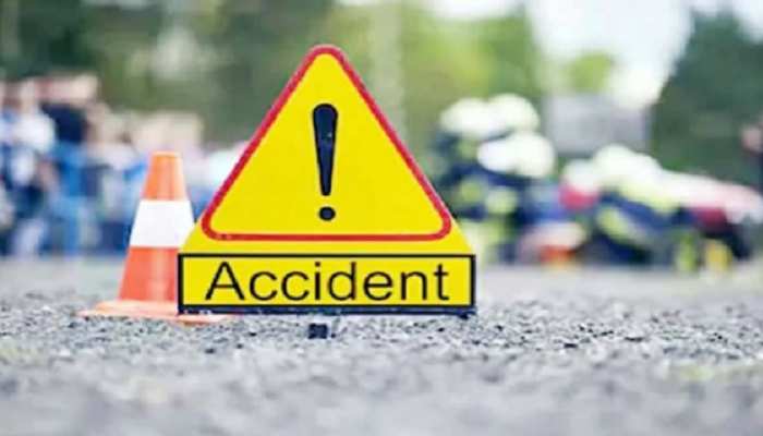 जौनपुर में सड़क हादसा, ऑटो और टेलर की जोरदार टक्कर में एक युवक की मौत, 7 लोग गंभीर घायल जौनपुर में सड़क हादसा, ऑटो और टेलर की जोरदार टक्कर में एक युवक की मौत, 7 लोग गंभीर घायल