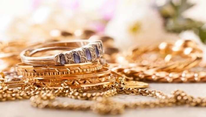 Gold-Silver Price Today: इतने रुपये सस्ता हुआ गोल्ड, जानें सिल्वर का क्या है लखनऊ में हाल? Gold-Silver Price Today: इतने रुपये सस्ता हुआ गोल्ड, जानें सिल्वर का क्या है लखनऊ में हाल?