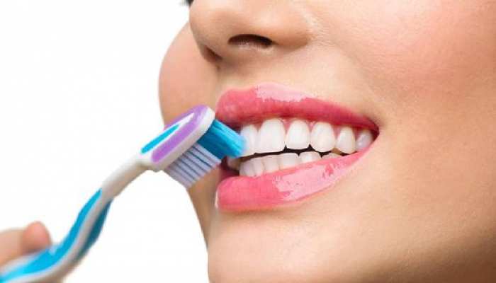 Tips to sparkling teeth know here how to clean teeth and benefits of  brushing brmp | Tips to sparkling teeth:ब्रश करते वक्त ज्यादातर लोग करते  हैं ये बड़ी गलतियां! यहां जानिए सही