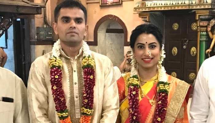 Sameer Wankhede Wife Kranti Redkar shares marriage photos and gives reply to Nawab malik | Sameer Wankhede के धर्म को लेकर उठे सवाल, बचाव में पत्नी ने शेयर की शादी की तस्वीरें |