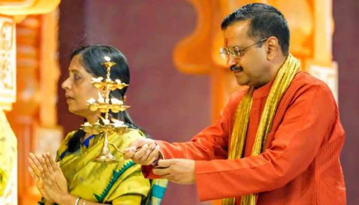 Arvind Kejriwal Said I go to temple because I am Hindu no one should have  any objection | सॉफ्ट हिंदुत्व की राह पर केजरीवाल? मंदिर जाने के सवाल पर  विरोधियों को दिया