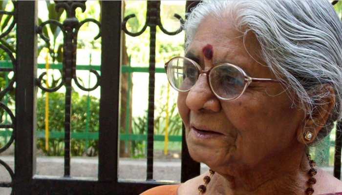 Writing Stalwart Mannu Bhandari passes away at 90 Famous writer Mannu Bhandari died at the age of 90 films were made on many of her books | मशहूर लेखिका मन्नू भंडारी का निधन, 'महाभोज' और 'आपका बंटी' जैसी लिखीं अमर