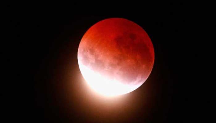 कल लगने वाला है सदी का सबसे बड़ा चंद्र ग्रहण, ये 3 राशि वाले रहें सावधान