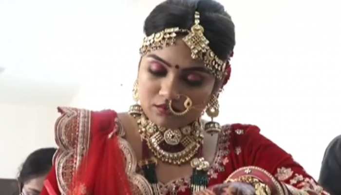 Wedding Video: bride gave this exam before taking seven rounds necessary before marriage | Wedding Video: दुल्हन ने सात फेरे लेने से पहले दी ये ' परीक्षा', बोली- शादी से पहले जरूरी है... |