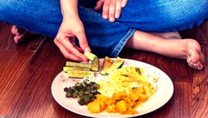 Sitting on the Floor while Eating: जमीन पर बैठकर खाना खाने से मिलते हैं ये 6 कमाल के फायदे, जानें खाने का सही तरीका