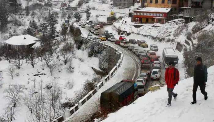 UP Weather Today 27 december Update snowfall in Utthrakhand tourist excited  to celebrate new year 2022 | पहाड़ी इलाकों में बर्फबारी से पर्यटकों के  चेहरे पर आई मुस्कान, नए साल का जश्न