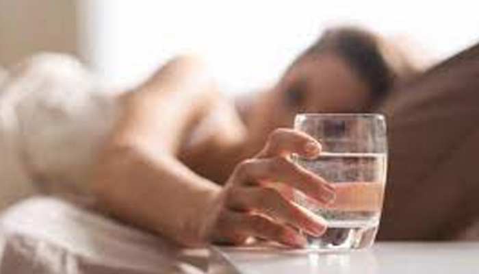 Coronavirus To protect yourself drink hot water before sleeping| कोरोना से  खुद को बचाना है, सोने से पहले करें बस 1 मिनट का ये काम | Hindi News,  लाइफस्टाइल