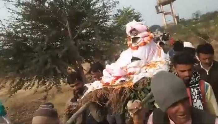 Monkey Funeral Feast, funeral procession of monkey in Madhya Pradesh|Monkey Funeral Feast: सैकड़ों लोगों ने धूमधाम से निकाली बंदर की शवयात्रा, उसके बाद हुआ कुछ ऐसा कि...| Hindi News, जरा ...