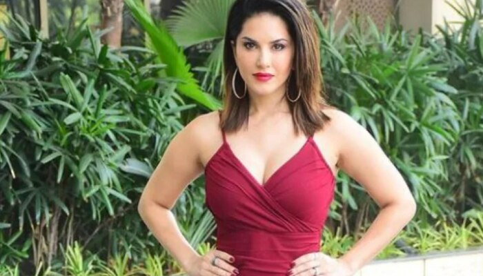 sunny leone shares bold video in red monokini video viral | सनी लियोन ने शेयर किया बेहद बोल्ड वीडियो, बीच किनारे कैमरे के सामने उतारा श्रग | Hindi News, वायरल स्कैन