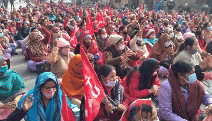 anganwadi workers cm residence said not meet government the movement  continue nchr | CM आवास पर धरना देने पहुंची आंगवाड़ी वर्कर्स, बोली- सरकार  से मुलाकात हो, वरना जारी रहेगा ...