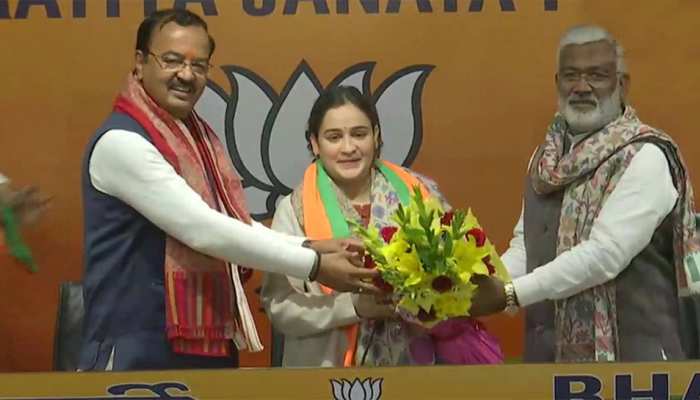 Mulayam Singh Yadav daughter in law Aparna Yadav joined BJP in New Delhi  before UP Election | चुनाव से पहले अखिलेश को तगड़ा झटका, BJP में शामिल हुईं  मुलायम की छोटी बहू