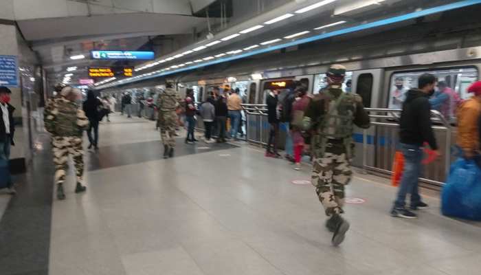 दिल्ली: आतंकी खतरे के बीच मेट्रो में बढ़ाई गई सुरक्षा, चप्पे-चप्पे पर तैनात कमांडो