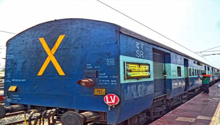 ट्रेन की लास्ट बोगी पर क्यों होता है X का निशान, रेलवे अधिकारियों को करता है अलर्ट