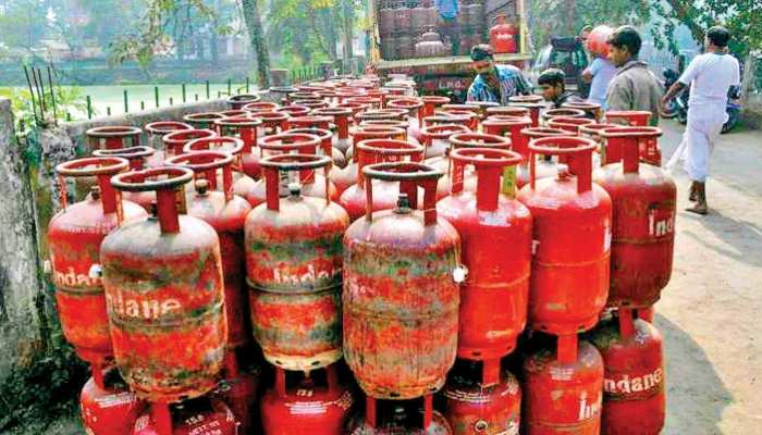 LPG commercial Cylinder Price reduced on 1 february know gas cylinder new  rates | LPG Cylinder Price: 1 फरवरी को सस्ता हुआ गैस सिलेंडर, जानिए नए रेट  | Hindi News, खबरें काम की