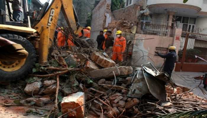 गुरुग्राम के बाद दिल्ली के बवाना इलाके में गिरी चार मंजिला बिल्डिंग, 4 की मौत 2 घायल