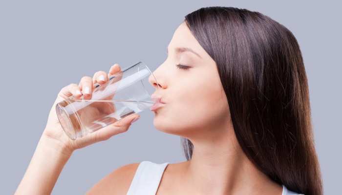 skin benefits of drinking water know how much glass you should drink  everyday samp | पानी पीने से स्किन को मिलते हैं ये लाजवाब फायदे, जानें  कितने गिलास पानी पीएं | Hindi