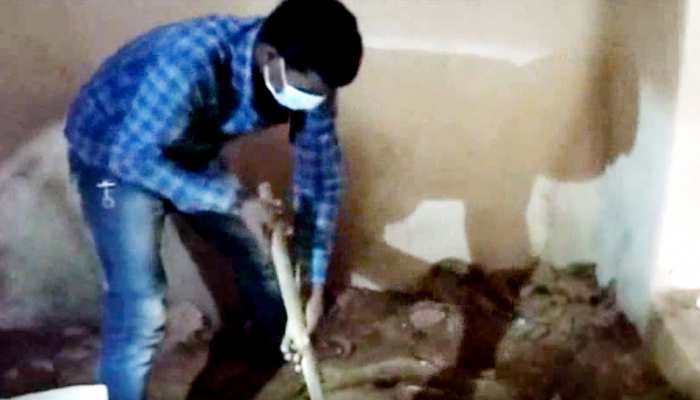 Killing parents buried dead body house secret revealed sarguja | मां-बाप की हत्या  कर शव को घर में दफनाया, 5 दिन बाद खुला राज; इस वजह से था मारा | Hindi News,  देश