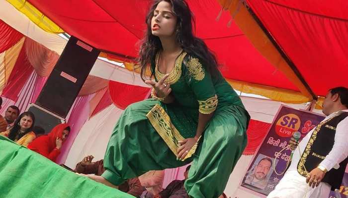 Komal Choudhary dances by throwing a dupatta, must be Crazy to see VIDEO | दुपट्टा फेंककर Komal Choudhary ने किया धांसू डांस, VIDEO देख होंगे मदहोश | Hindi News, रीजनल सिनेमा