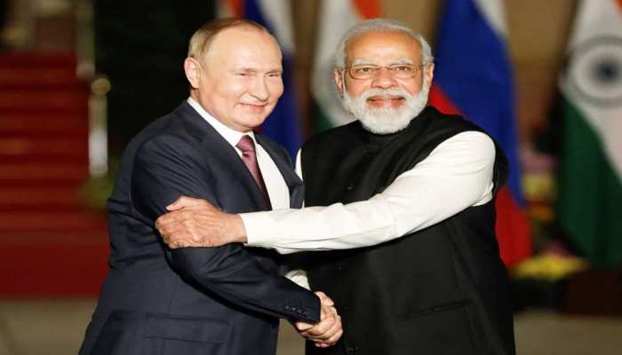 when narendra modi met president vladimir putin first time decades ago, photo viral during Ukraine Russia war |  PM Modi once stood behind Putin, in the midst of Ukraine crisis