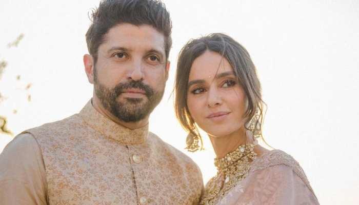 Farhan Akhtar wife Shibani Dandekar doing awkward things in Video watch it  | फरहान अख्तर की वाइफ शिबानी दांडेकर अचानक करने लगीं अजीब हरकतें! देखें  Video | Hindi News, बॉलीवुड