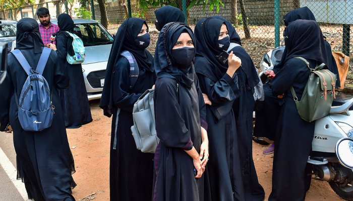 Hijab case verdict live update karnataka high court udupi college girls plea | स्कूल-कॉलेज में हिजाब पहना जा सकेगा या नहीं? कर्नाटक हाई कोर्ट आज सुनाएगा फैसला | Hindi News, देश