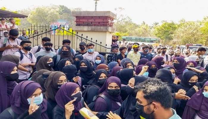 hijab row karnataka high court historical decision ban on head scarfs in  educational institutes ngmp | हिजाब विवाद पर हाईकोर्ट का ऐतिहासिक फैसला,  कहा- यह इस्लाम में अनिवार्य नहीं | Hindi News,